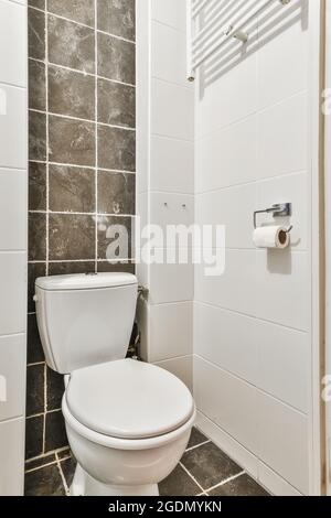 Interno di un piccolo bagno pulito in stile miniaturizzato Foto Stock
