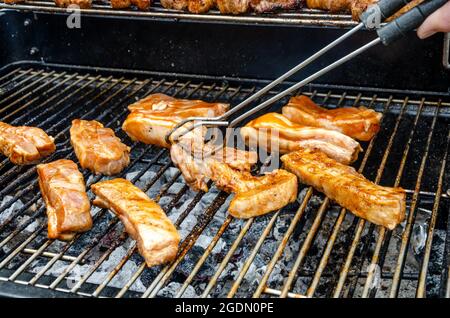 Pancia di maiale cucina su un barbecue su carbone di carboni. Foto Stock