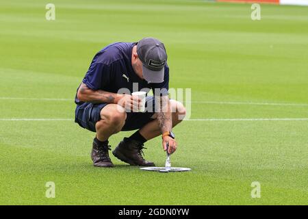 Il personale di terra prepara il campo per questa partita di campionato di afternoons Sky Bet, Blackpool contro Cardiff City Foto Stock