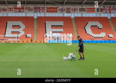 Il personale di terra prepara il campo per questa partita di campionato di afternoons Sky Bet, Blackpool contro Cardiff City Foto Stock