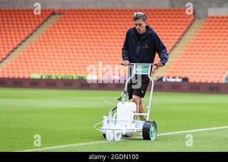 Il personale di terra prepara il campo per questa partita di campionato di afternoons Sky Bet, Blackpool contro Cardiff City Foto Stock