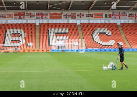 Blackpool, Regno Unito. 14 agosto 2021. Il personale di terra prepara il campo per questa partita di campionato di afternoons Sky Bet, Blackpool contro Cardiff City a Blackpool, Regno Unito, il 14/2021. (Foto di Mark Cosgrove/News Images/Sipa USA) Credit: Sipa USA/Alamy Live News Foto Stock