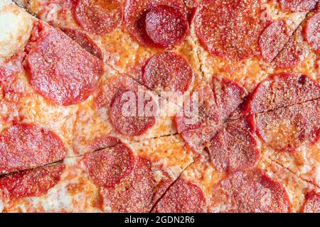 Primo piano Shot di una pizza Pepperoni Foto Stock