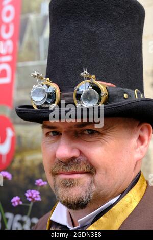 Stroud, Glos, Regno Unito. 14 Agosto 2021. Tutte le cose Steampunk sono celebrate oggi a Stratford Park e il Museum in the Park a Stroud. Steampunk è un genere fantascientifico con le sue radici in H G Wells e Jules Verne, caratterizzato dalla moda vittoriana e dal desiderio di fuggire in un passato che non è ancora accaduto. Nella foto si trova Simon Chadwick Foto Stock