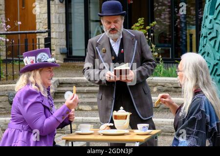 Stroud, Glos, Regno Unito. 14 agosto 2021. Tutte le cose Steampunk sono celebrate oggi a Stratford Park e il Museo nel Parco di Stroud. Steampunk è un genere fantascientifico con le sue radici in H G Wells e Jules Verne, caratterizzato dalla moda vittoriana e il desiderio di fuggire in un passato che non è ancora successo. Tea Dueling.Credit: JMF News/Alamy Live News Foto Stock