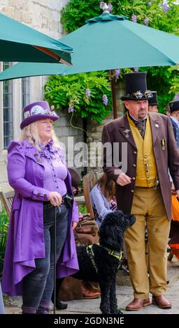 Stroud, Glos, Regno Unito. 14 agosto 2021. Tutte le cose Steampunk sono celebrate oggi a Stratford Park e il Museo nel Parco di Stroud. Steampunk è un genere fantascientifico con le sue radici in H G Wells e Jules Verne, caratterizzato dalla moda vittoriana e il desiderio di fuggire in un passato che non è ancora successo. Credit: JMF News/Alamy Live News Foto Stock