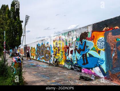 Giovani artisti dipingendo nuove opere d'arte a Mauerpark, Prenzlauer Berg, Berlino Foto Stock