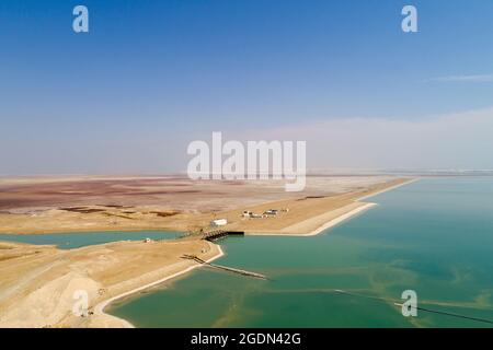 La fotografia aerea con un drone. Vista in elevazione del canal che portano acqua dalla parte settentrionale del Mar Morto funziona, nella parte meridionale del sh Foto Stock