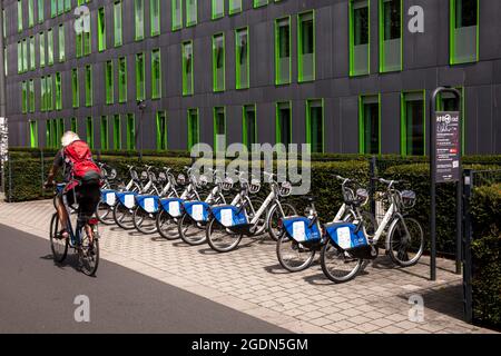 Noleggio biciclette di fronte all'edificio del Centro servizi SSC Studierenden (Centro servizi per studenti) dell'Università di Colonia, nel quartiere Linde Foto Stock