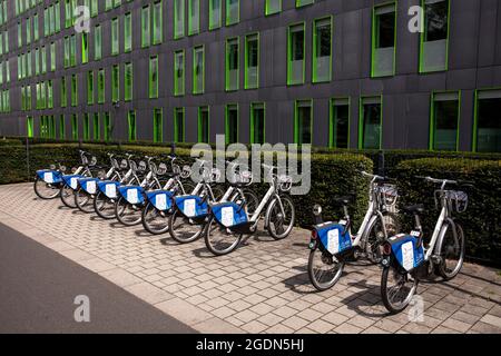 Noleggio biciclette di fronte all'edificio del Centro servizi SSC Studierenden (Centro servizi per studenti) dell'Università di Colonia, nel quartiere Linde Foto Stock