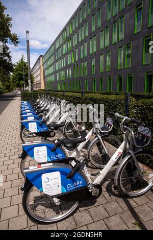 Noleggio biciclette di fronte all'edificio del Centro servizi SSC Studierenden (Centro servizi per studenti) dell'Università di Colonia, nel quartiere Linde Foto Stock