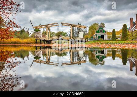 Olanda, Arnhem, Holland Open Air Museum. Parco museo con edifici storici. Colori autunnali. Case della regione di Zaan. Foto Stock