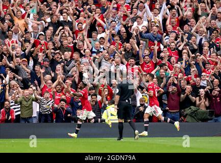 Manchester United's Fred (a sinistra) festeggia di fronte ai tifosi dopo aver segnato il quinto gol della partita durante la partita della Premier League a Old Trafford, Manchester. Data immagine: Sabato 14 agosto 2021. Foto Stock