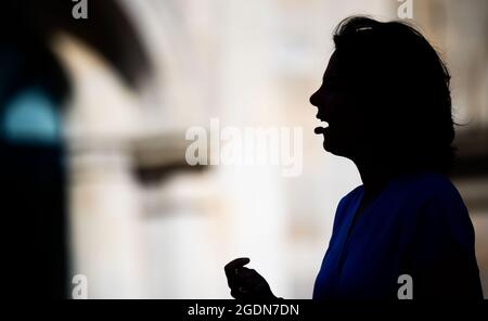 Hannover, Germania. 14 agosto 2021. Annalena Baerbock, candidata per la cancelliera e leader federale di Bündnis 90/Die Grünen, parla ad una campagna elettorale su Opernplatz. Credit: Julian Stratenschulte/dpa/Alamy Live News Foto Stock