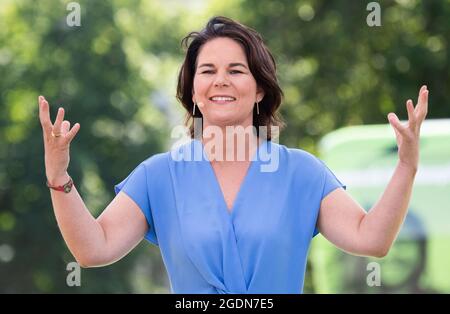 Hannover, Germania. 14 agosto 2021. Annalena Baerbock, candidata per la cancelliera e leader federale di Bündnis 90/Die Grünen, parla ad una campagna elettorale su Opernplatz. Credit: Julian Stratenschulte/dpa/Alamy Live News Foto Stock