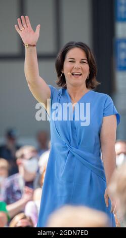 Hannover, Germania. 14 agosto 2021. Annalena Baerbock, candidata per la cancelliera e leader federale di Bündnis 90/Die Grünen, parla ad una campagna elettorale su Opernplatz. Credit: Julian Stratenschulte/dpa/Alamy Live News Foto Stock