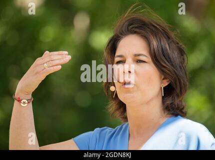 Hannover, Germania. 14 agosto 2021. Annalena Baerbock, candidata per la cancelliera e leader federale di Bündnis 90/Die Grünen, parla ad una campagna elettorale su Opernplatz. Credit: Julian Stratenschulte/dpa/Alamy Live News Foto Stock