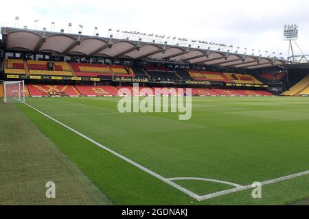 Watford, Regno Unito. 14 agosto 2021. Una vista generale dell'interno dello stadio Vicarage Road prima del calcio d'inizio. Premier League Match, Watford contro Aston Villa al Vicarage Road Stadium di Watford sabato 14 agosto 2021. Questa immagine può essere utilizzata solo per scopi editoriali. Solo per uso editoriale, è richiesta una licenza per uso commerciale. Nessun utilizzo nelle scommesse, nei giochi o nelle pubblicazioni di un singolo club/campionato/giocatore. pic by Steffan Bowen/Andrew Orchard sports photography/Alamy Live news Credit: Andrew Orchard sports photography/Alamy Live News Foto Stock