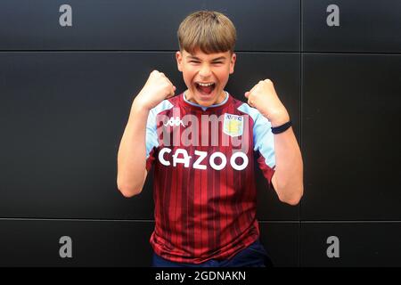 Watford, Regno Unito. 14 agosto 2021. Un giovane fan di Aston Villa posa per una fotografia fuori terra prima di iniziare. Premier League Match, Watford contro Aston Villa al Vicarage Road Stadium di Watford sabato 14 agosto 2021. Questa immagine può essere utilizzata solo per scopi editoriali. Solo per uso editoriale, è richiesta una licenza per uso commerciale. Nessun utilizzo nelle scommesse, nei giochi o nelle pubblicazioni di un singolo club/campionato/giocatore. pic by Steffan Bowen/Andrew Orchard sports photography/Alamy Live news Credit: Andrew Orchard sports photography/Alamy Live News Foto Stock