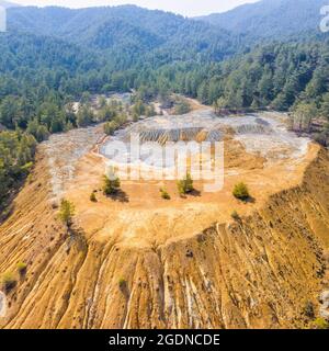 Pali di minerali di pirite e di stock di solfuro provenienti da miniere di superficie abbandonate nelle montagne di Troodos, Cipro Foto Stock