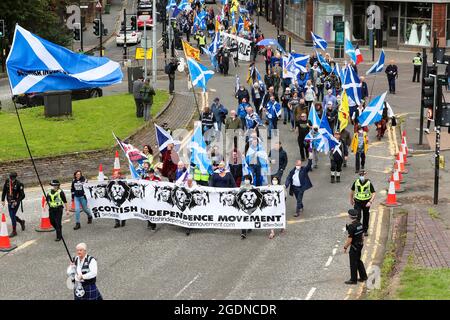 Glasgow, Regno Unito. 14 agosto 2021. Diverse centinaia di sostenitori dello 'Scottish Independent Movement' hanno sfilato attraverso il centro di Glasgow dall'Università di Glasgow a Glasgow Green per chiedere l'indipendenza scozzese. Credit: Findlay/Alamy Live News Foto Stock