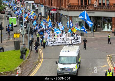 Glasgow, Regno Unito. 14 agosto 2021. Diverse centinaia di sostenitori dello 'Scottish Independent Movement' hanno sfilato attraverso il centro di Glasgow dall'Università di Glasgow a Glasgow Green per chiedere l'indipendenza scozzese. Credit: Findlay/Alamy Live News Foto Stock