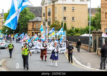 Glasgow, Regno Unito. 14 agosto 2021. Diverse centinaia di sostenitori dello 'Scottish Independent Movement' hanno sfilato attraverso il centro di Glasgow dall'Università di Glasgow a Glasgow Green per chiedere l'indipendenza scozzese. Credit: Findlay/Alamy Live News Foto Stock