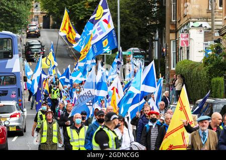 Glasgow, Regno Unito. 14 agosto 2021. Diverse centinaia di sostenitori dello 'Scottish Independent Movement' hanno sfilato attraverso il centro di Glasgow dall'Università di Glasgow a Glasgow Green per chiedere l'indipendenza scozzese. Credit: Findlay/Alamy Live News Foto Stock