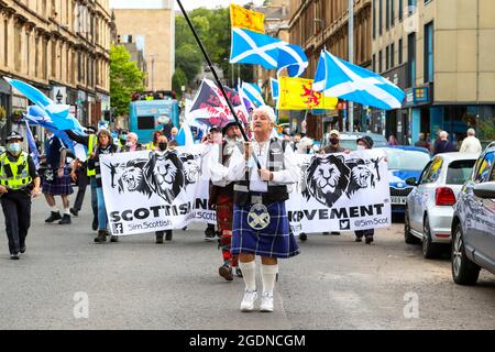 Glasgow, Regno Unito. 14 agosto 2021. Diverse centinaia di sostenitori dello 'Scottish Independent Movement' hanno sfilato attraverso il centro di Glasgow dall'Università di Glasgow a Glasgow Green per chiedere l'indipendenza scozzese. Credit: Findlay/Alamy Live News Foto Stock