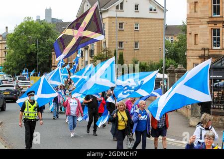 Glasgow, Regno Unito. 14 agosto 2021. Diverse centinaia di sostenitori dello 'Scottish Independent Movement' hanno sfilato attraverso il centro di Glasgow dall'Università di Glasgow a Glasgow Green per chiedere l'indipendenza scozzese. Credit: Findlay/Alamy Live News Foto Stock