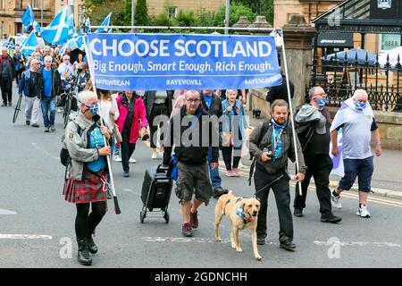 Glasgow, Regno Unito. 14 agosto 2021. Diverse centinaia di sostenitori dello 'Scottish Independent Movement' hanno sfilato attraverso il centro di Glasgow dall'Università di Glasgow a Glasgow Green per chiedere l'indipendenza scozzese. Credit: Findlay/Alamy Live News Foto Stock