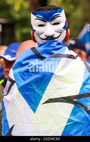 Glasgow, Regno Unito. 14 agosto 2021. Diverse centinaia di sostenitori dello 'Scottish Independent Movement' hanno sfilato attraverso il centro di Glasgow dall'Università di Glasgow a Glasgow Green per chiedere l'indipendenza scozzese. Credit: Findlay/Alamy Live News Foto Stock