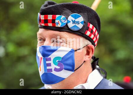 Glasgow, Regno Unito. 14 agosto 2021. Diverse centinaia di sostenitori dello 'Scottish Independent Movement' hanno sfilato attraverso il centro di Glasgow dall'Università di Glasgow a Glasgow Green per chiedere l'indipendenza scozzese. Credit: Findlay/Alamy Live News Foto Stock