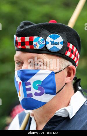 Glasgow, Regno Unito. 14 agosto 2021. Diverse centinaia di sostenitori dello 'Scottish Independent Movement' hanno sfilato attraverso il centro di Glasgow dall'Università di Glasgow a Glasgow Green per chiedere l'indipendenza scozzese. Credit: Findlay/Alamy Live News Foto Stock