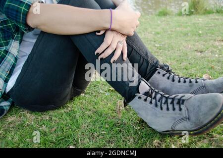 moody immagine di una giovane donna di 25 anni sola in un parco Foto Stock