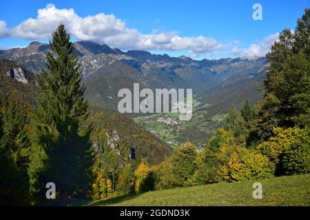 Le cittadine di Enguiso, Concei e Lenzumo vicino al Lago di Ledro con le loro montagne circostanti. Vista dal Monte Corno in una bella giornata autunnale limpida. T Foto Stock