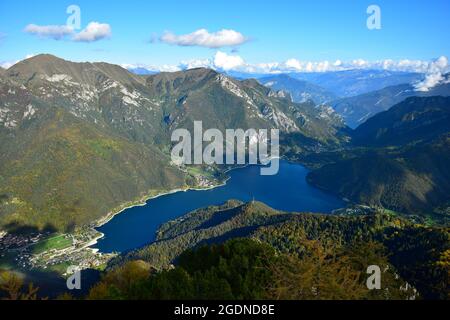 Bellissimo lago Ledro e le montagne circostanti. Vista dal Monte Corno in una bella giornata autunnale limpida. Trentino, Italia. Foto Stock