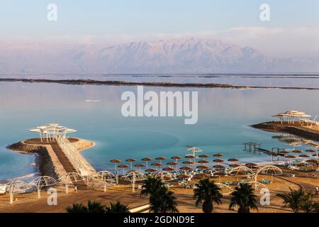 Una spiaggia turistica sulla riva del Mar Morto, Israele Foto Stock