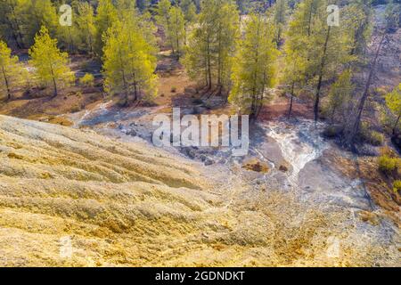 Inquinamento dei terreni e delle acque con rifiuti solidi e liquidi provenienti dall'estrazione del rame Foto Stock