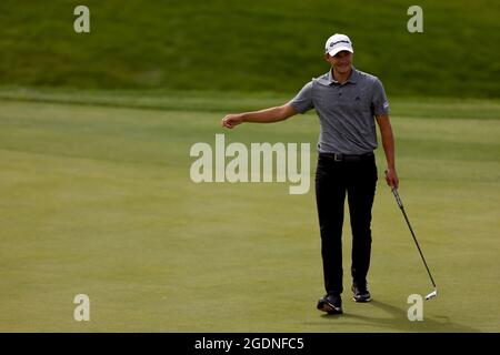 Il Rasmus Hojgaard della Danimarca reagisce dopo aver messo sulla diciottesima buca per prendere il comando alla fine del suo turno durante il terzo giorno del Cazoo Classic al London Golf Club di Ash, Kent. Data immagine: Sabato 14 agosto 2021. Foto Stock