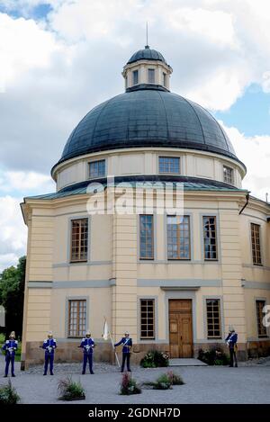 Stoccolma, Schweden. 14 agosto 2021. Guardia reale alla cappella del Palazzo Drottningholm a Stoccolma, il 14 agosto 2021, dopo il battesimo del Principe Julian Herbert Folke, nato il 26-03-2021 Credit: Albert Nieboer/Netherlands OUT/Point de Vue OUT/dpa/Alamy Live News Foto Stock