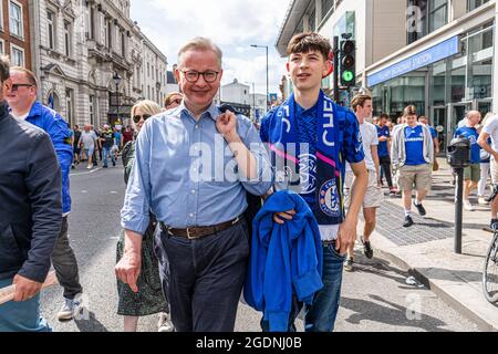 Londra, UK.14 agosto 2021. Michael Gove, Cancelliere del Ducato di Lancaster e Ministro dell'Ufficio del Gabinetto arriva a Stamford Bridge il giorno di apertura della Premier League inglese per partecipare alla partita Chelsea contro Crystal Palace. Gli appassionati di calcio possono partecipare per la prima volta a pieno titolo, poiché le restrizioni di blocco sono state attenuate. Credit amer Ghazzal/Alamy Live News Foto Stock