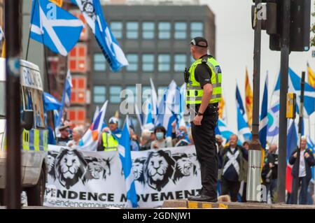 Glasgow, Scozia, Regno Unito. 14 agosto 2021. la marcia scozzese dell'Indipendenza dal Kelvingrove Park attraverso il centro della città fino a Glasgow Green. Credito: SKULLY/Alamy Live News Foto Stock