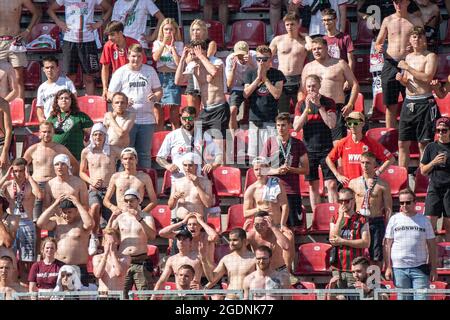 Augusta, Germania. 14 agosto 2021. Calcio: Bundesliga, FC Augusta - TSG 1899 Hoffenheim, Matchday 1 alla WWK Arena. I fan di Augusta reagiscono dopo che Hoffenheim ha segnato 0:1. Credito: Matthias Balk/dpa - NOTA IMPORTANTE: In conformità con le norme del DFL Deutsche Fußball Liga e/o del DFB Deutscher Fußball-Bund, è vietato utilizzare o utilizzare fotografie scattate nello stadio e/o della partita sotto forma di sequenze fotografiche e/o serie fotografiche di tipo video./dpa/Alamy Live News Foto Stock