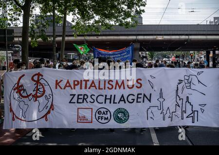 Trasparente: ' Kapitalismus zerschlagen '. Am 13. Agosto 2021 fand in der Bankenmetropole Frankfurt am Main ein Zentraler Klimastreik von Fridays for future statt. Zu diesem reisten Klimaaktivist*innen aus ganz Deutschland An. Circa 15000 Menschen Protestierten unter dem motto Banken blockieren gegen die macht des Finanzsektors und deren Finanzierung bzw. Unterstützung für klimaschädliche Industrien. * il 13 agosto 2021 15k attivisti del clima si sono Uniti ad una manifestazione di FridaysforFuture nella città di Francoforte, in Germania, secondo il motto bloccare le banche. Hanno protestato contro Foto Stock