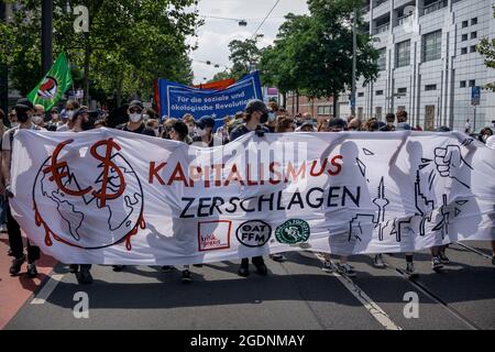 Trasparente: ' Kapitalismus zerschlagen '. Am 13. Agosto 2021 fand in der Bankenmetropole Frankfurt am Main ein Zentraler Klimastreik von Fridays for future statt. Zu diesem reisten Klimaaktivist*innen aus ganz Deutschland An. Circa 15000 Menschen Protestierten unter dem motto Banken blockieren gegen die macht des Finanzsektors und deren Finanzierung bzw. Unterstützung für klimaschädliche Industrien. * il 13 agosto 2021 15k attivisti del clima si sono Uniti ad una manifestazione di FridaysforFuture nella città di Francoforte, in Germania, secondo il motto bloccare le banche. Hanno protestato contro Foto Stock