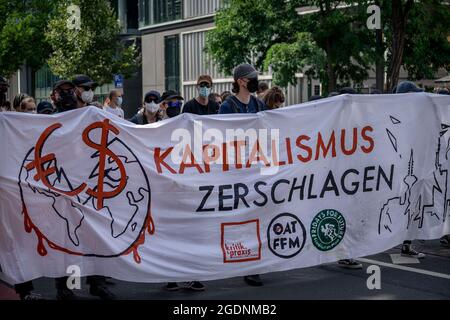 Trasparente: ' Kapitalismus zerschlagen '. Am 13. Agosto 2021 fand in der Bankenmetropole Frankfurt am Main ein Zentraler Klimastreik von Fridays for future statt. Zu diesem reisten Klimaaktivist*innen aus ganz Deutschland An. Circa 15000 Menschen Protestierten unter dem motto Banken blockieren gegen die macht des Finanzsektors und deren Finanzierung bzw. Unterstützung für klimaschädliche Industrien. * il 13 agosto 2021 15k attivisti del clima si sono Uniti ad una manifestazione di FridaysforFuture nella città di Francoforte, in Germania, secondo il motto bloccare le banche. Hanno protestato contro Foto Stock