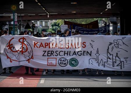 Trasparente: ' Kapitalismus zerschlagen '. Am 13. Agosto 2021 fand in der Bankenmetropole Frankfurt am Main ein Zentraler Klimastreik von Fridays for future statt. Zu diesem reisten Klimaaktivist*innen aus ganz Deutschland An. Circa 15000 Menschen Protestierten unter dem motto Banken blockieren gegen die macht des Finanzsektors und deren Finanzierung bzw. Unterstützung für klimaschädliche Industrien. * il 13 agosto 2021 15k attivisti del clima si sono Uniti ad una manifestazione di FridaysforFuture nella città di Francoforte, in Germania, secondo il motto bloccare le banche. Hanno protestato contro Foto Stock