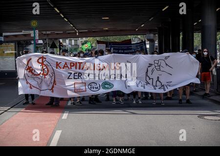 Trasparente: ' Kapitalismus zerschlagen '. Am 13. Agosto 2021 fand in der Bankenmetropole Frankfurt am Main ein Zentraler Klimastreik von Fridays for future statt. Zu diesem reisten Klimaaktivist*innen aus ganz Deutschland An. Circa 15000 Menschen Protestierten unter dem motto Banken blockieren gegen die macht des Finanzsektors und deren Finanzierung bzw. Unterstützung für klimaschädliche Industrien. * il 13 agosto 2021 15k attivisti del clima si sono Uniti ad una manifestazione di FridaysforFuture nella città di Francoforte, in Germania, secondo il motto bloccare le banche. Hanno protestato contro Foto Stock