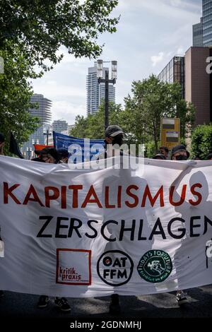 Trasparente: ' Kapitalismus zerschlagen '. Am 13. Agosto 2021 fand in der Bankenmetropole Frankfurt am Main ein Zentraler Klimastreik von Fridays for future statt. Zu diesem reisten Klimaaktivist*innen aus ganz Deutschland An. Circa 15000 Menschen Protestierten unter dem motto Banken blockieren gegen die macht des Finanzsektors und deren Finanzierung bzw. Unterstützung für klimaschädliche Industrien. * il 13 agosto 2021 15k attivisti del clima si sono Uniti ad una manifestazione di FridaysforFuture nella città di Francoforte, in Germania, secondo il motto bloccare le banche. Hanno protestato contro Foto Stock